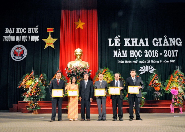 GS. Cao Ngọc Thành, Bí Thư Đảng ủy, Hiệu trưởng nhà Trường trao Danh hiệu Chiến sĩ thi đua cấp Bộ cho các cá nhân tiêu biểu.