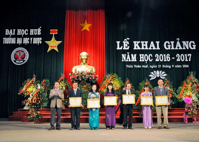 TS. Nguyễn Sanh Tùng, Chủ tịch hội đồng trường trao bằng khen của Bộ Giáo dục và đào tạo cho tập thể có thành tích xuất sắc.