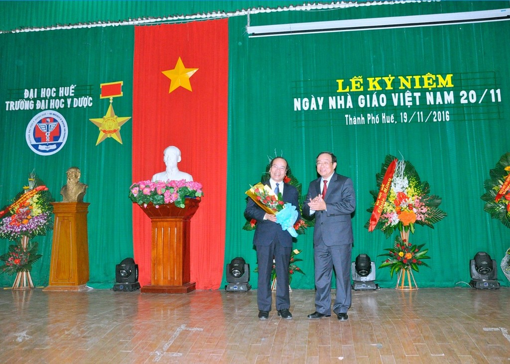 Ông Nguyễn Văn Cao - Phó Bí thư Tỉnh uỷ, Chủ tịch Hội đồng Nhân dân Tỉnh T-T-Huế tặng hoa chúc mừng GS.Võ Tam, Phó hiệu trưởng Trường đã được Hội đồng chức danh Giáo sư Nhà nước công nhận đạt tiêu chuẩn chức danh GS năm 2016.