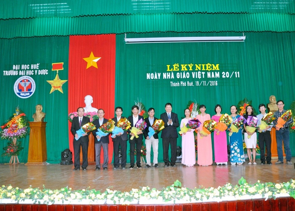 PGS.TS Nguyễn Dung, Phó Chủ tịch UBND Tỉnh T-T-Huế tặng hoa chúc mừng cho các Tân Tiến sĩ của Trường.
