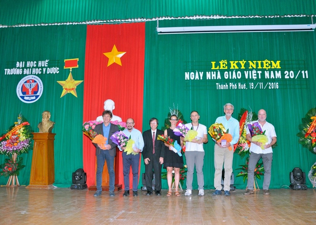 GS.Cao Ngọc Thành - Bí thư Đảng uỷ, Hiệu trưởng Trường tặng hoa chúc mừng cho các GS nước ngoài đang công tác tại Trường.