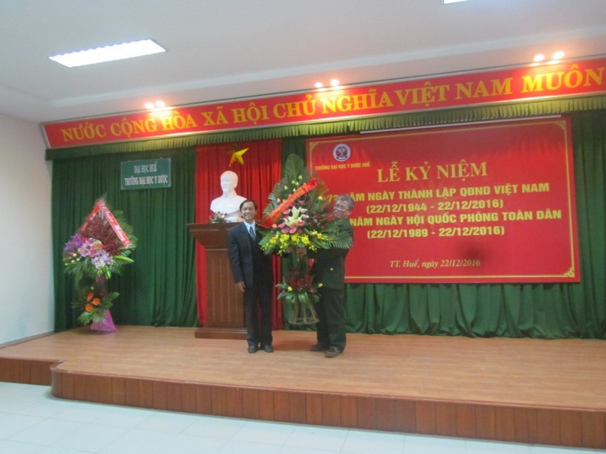 Đồng chí Trần Văn Hòa, chủ tịch Công đoàn Trường Đại học Y Dược Huế, đại diện Công đoàn Trường tặng hoa chúc mừng cho Hội CCB Trường.
