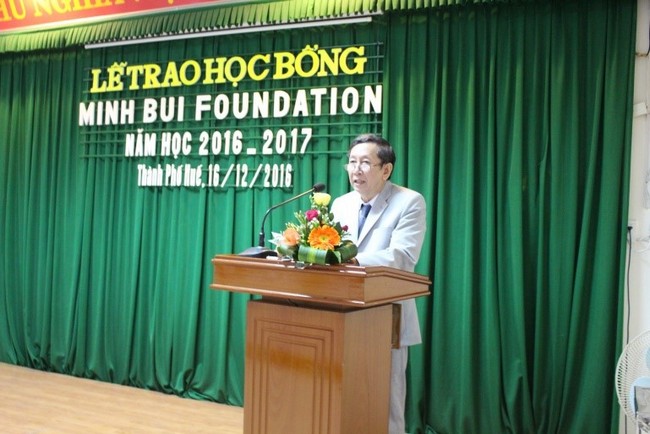 BS Võ Khắc Chắc đọc thư của GS Bùi Văn Minh tại lễ trao học bổng