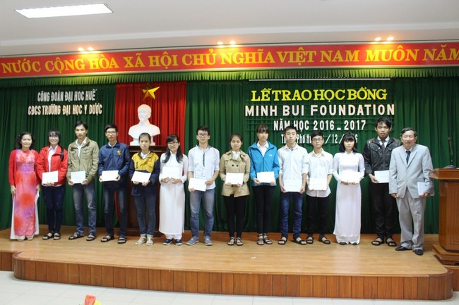 Đại diện nhà tài trợ trao học bổng Minh Bui MD Foundation cho Sinh viên