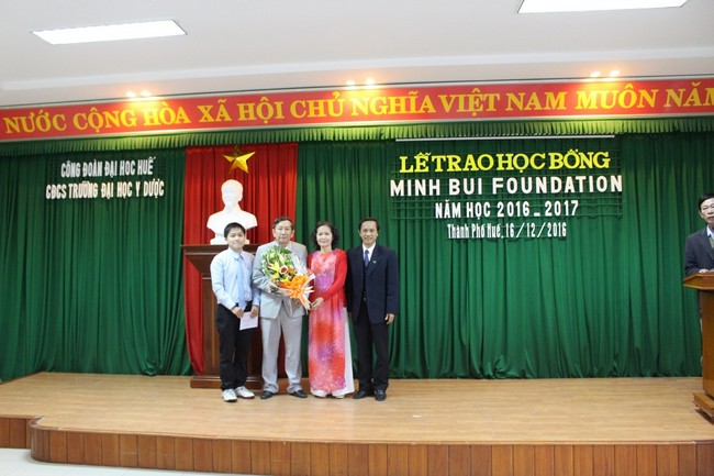 Tặng hoa  cho đại diện nhà tài trợ học bổng Minh Bui MD Foundation