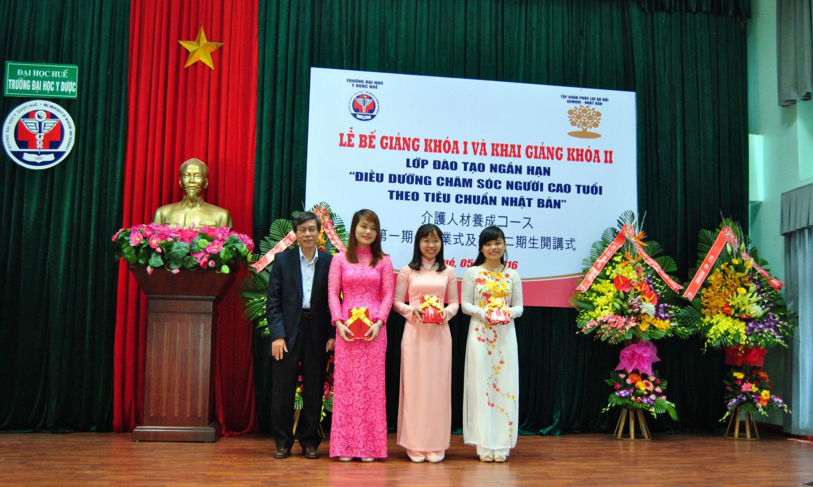 GS.Cao Ngọc Thành tặng quà cho các em học viên xuất sắc        