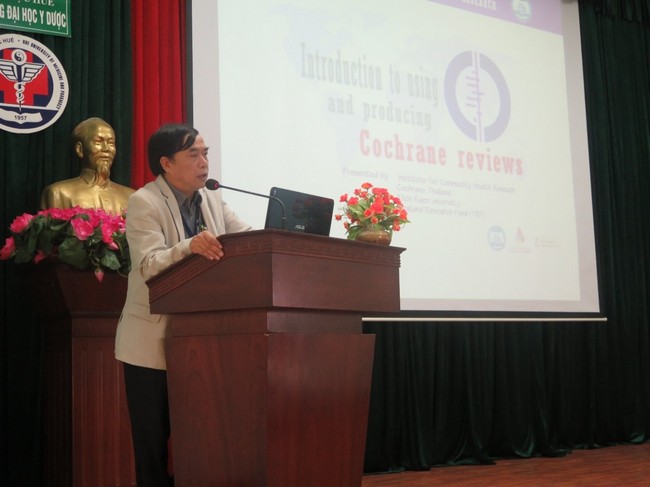 PGS.TS Võ Văn Thắng, Giám đốc Viện Nghiên cứu sức khỏe cộng đồng, phát biểu khai mạc khóa tập huấn.