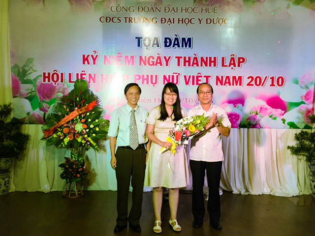 GS.TS Võ Tam- Phó hiệu trưởng, đ/c Trần Văn Hòa- Chủ tịch công đoàn trường tặng hoa và quà cho tân Phó Giáo sư