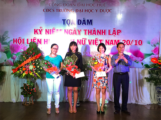 TS. Nguyễn Sanh Tùng, Phó Bí thư Đảng ủy, Chủ tịch hội đồng Trường tặng hoa và quà cho các tân Tiến sĩ