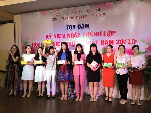 PGS. TS. Trần Thị Minh Diễm, nguyên Trưởng Ban Nữ công trao phần thưởng xổ số may mắn