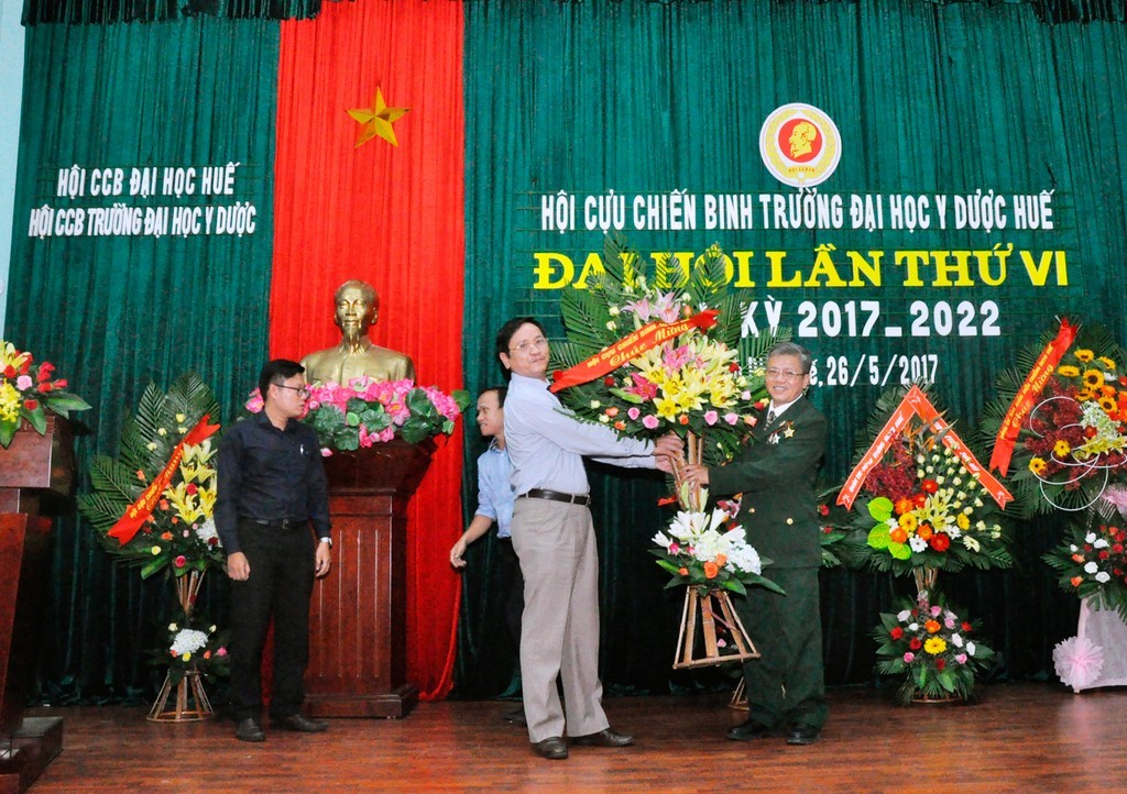 Đồng chí Lê Nam Hải - Chủ tịch Hội CCB Đại học Huế tặng hoa chúc mừng đại hội