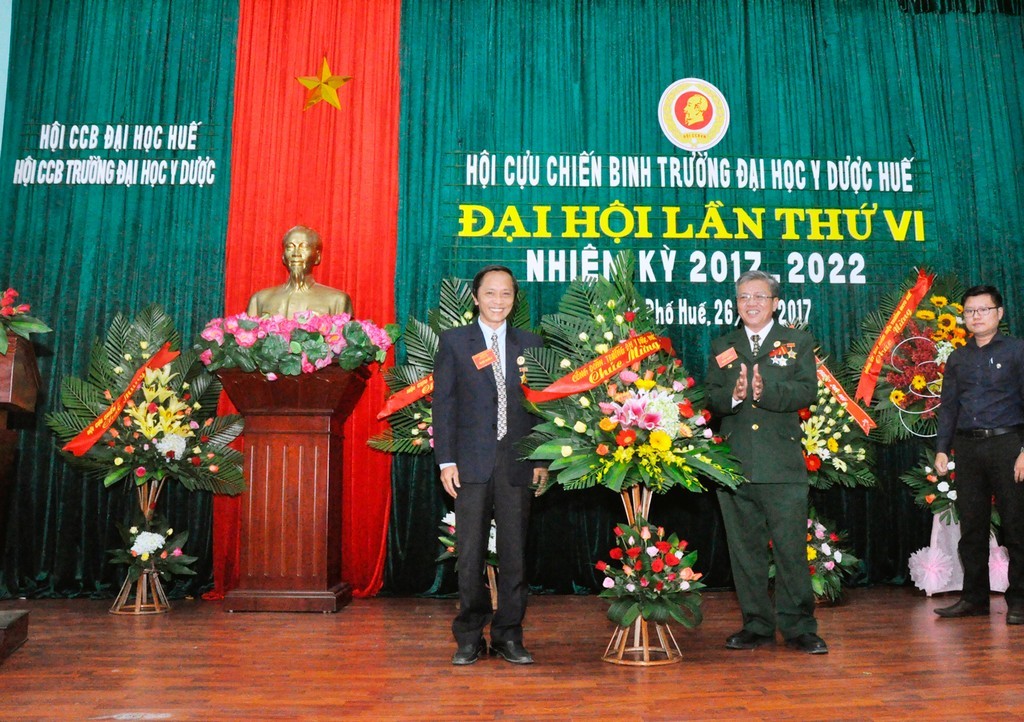 ThS. Trần Văn Hòa - Chủ tịch Công đoàn Trường tặng hoa chúc mừng đại hội