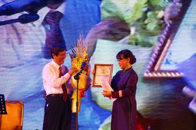 GS. Cao Ngọc Thành – Hiệu trưởng Trường Đại học Y Dược Huế tặng hoa và trao giấy chứng nhận đến Gia đình cố nhạc sĩ Trịnh Công Sơn