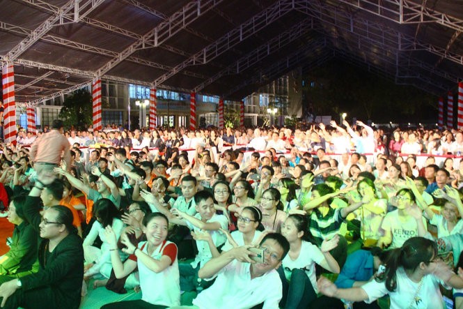 Đông đảo khán giả cùng hòa nhịp với những ca khúc của cố nhạc sĩ Trịnh Công Sơn