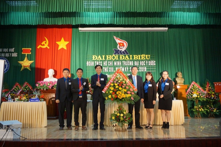 Đ/c Phan Hoàng Hải – Bí thư Đoàn ĐHH thay mặt Đoàn TN - Hội sinh viên ĐHH tặng hoa chúc mừng Đại hội.