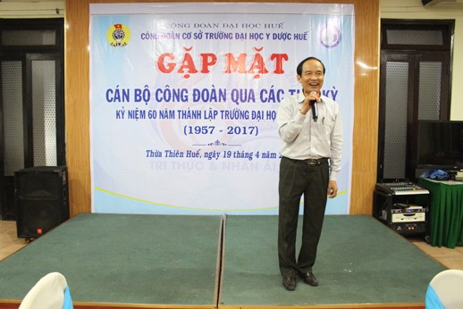 GS Trần Hữu Dàng, Chủ tịch Liên hiệp các Hội KHKT Tỉnh TT Huế, nguyên Chủ tịch Công đoàn Trường từ 1997-2008, trao đổi về những kỷ niệm hoạt động của Công đoàn 