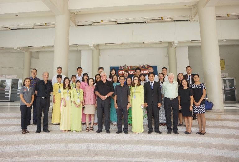 Chụp ảnh lưu niệm với Trưởng khoa YTCC và giảng viên của trường Đại học Khon Kaen - Thái Lan 