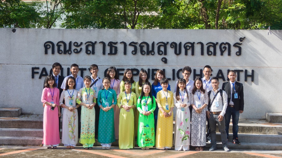 Chụp hình lưu niệm tại Khoa Y tế công cộng ĐH Khon Kaen - Thái Lan