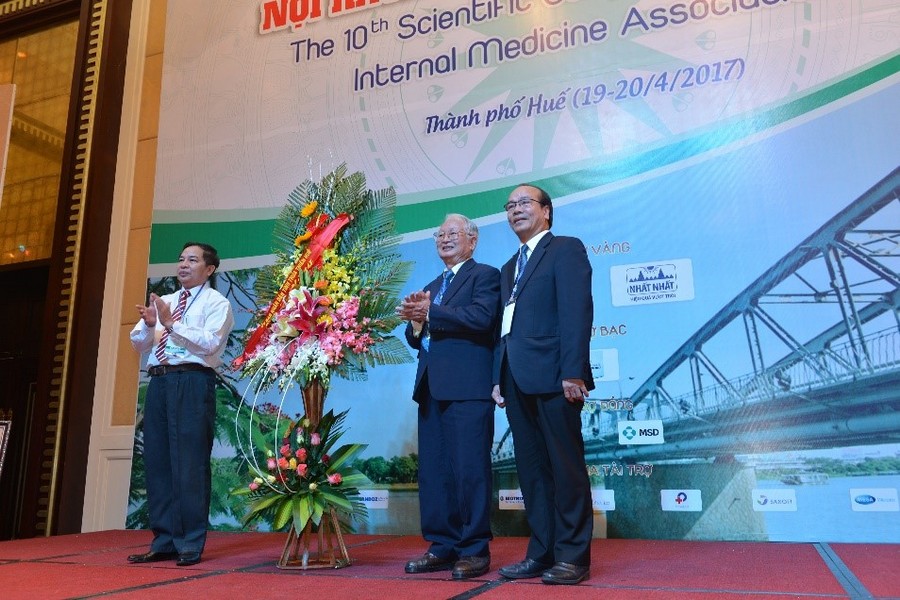 TS Nguyễn Nam Hùng – Giám đốc Sở Y tế Thừa Thiên Huế, đại diện cho UBND tỉnh Thừa Thiên Huế tặng hoa cho đại diện Ban Tổ chức Hội nghị