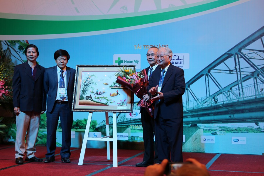 GS.TS Nguyễn Khánh Trạch tặng tranh lưu niệm cho Ban tổ chức của trường và bộ môn Nội.