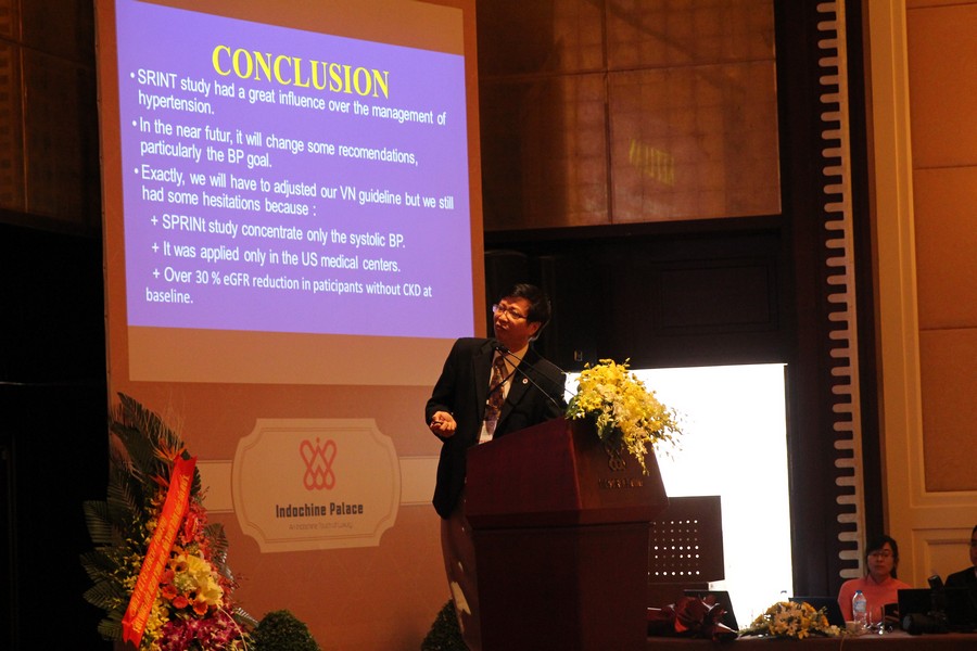 GS.TS Huỳnh Văn Minh báo cáo ở hội nghị