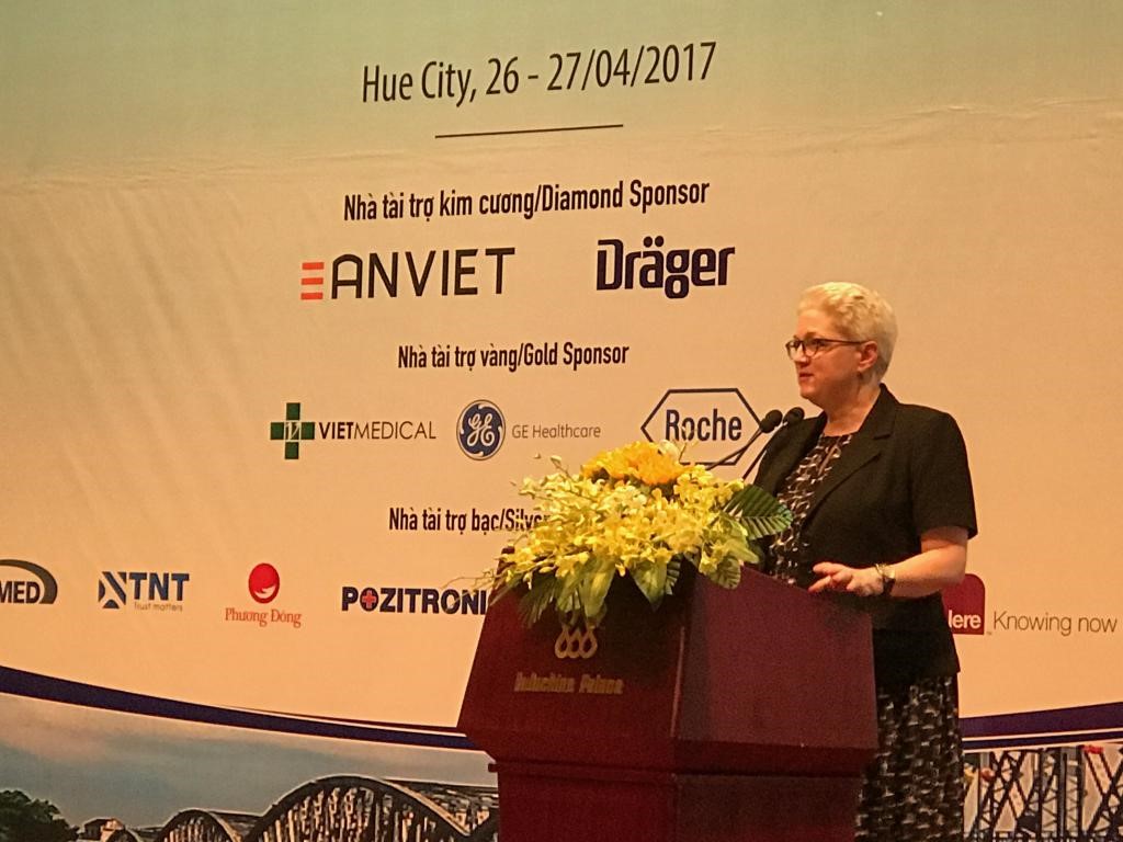 Bà Susan Sutton, Phó Đại sứ Hoa Kỳ tại Việt Nam phát biểu tại phiên khai mạc hội nghị