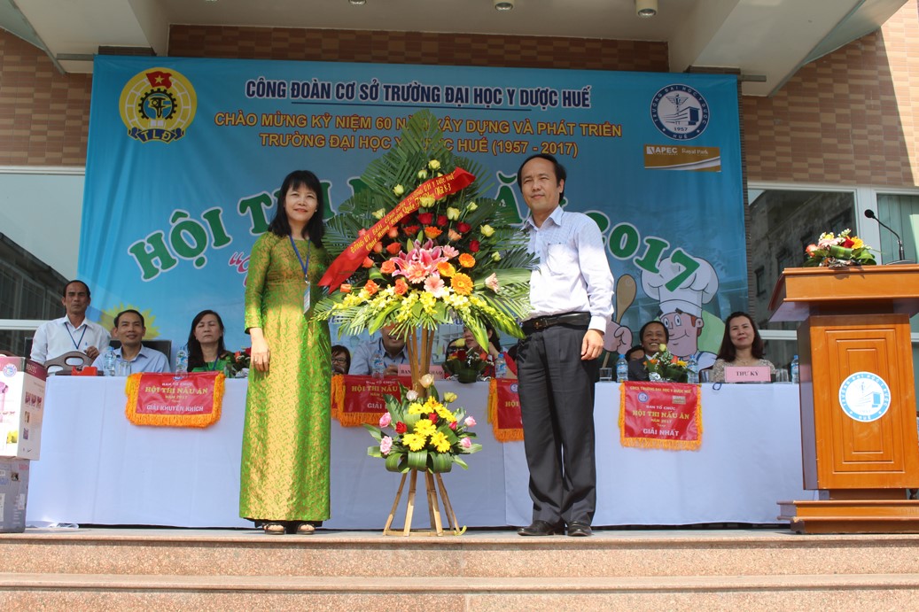 PGS.TS Nguyễn Khoa Hùng, Phó hiệu trưởng Trường ĐHYD Huế thay mặt Đảng uỷ, Ban Giám hiệu tặng hoa cho nữ CBVC-NLĐ Trường