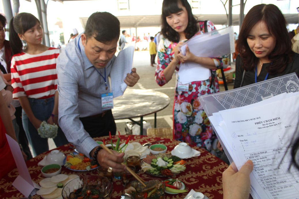 Ông Lê Công Hùng- Trưởng ban giám khảo cùng các thành viên giám khảo chấm các món ăn dự thi của các đội  