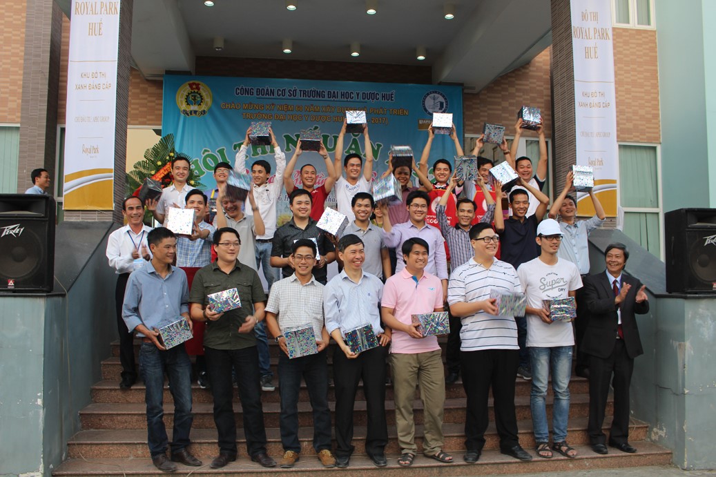 Đ/c Trần Thanh Phước và đ/c Trương Đình Huỳnh - phó chủ tịch Công đoàn Trường trao quà lưu niệm cho các đội dự thi