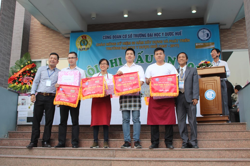 Ông Lê Công Hùng- Trưởng ban Giám khảo và đ/c Trần Văn Hoà, chủ tịch công đoàn Trường trao Giải Ba cho các đội dự thi
