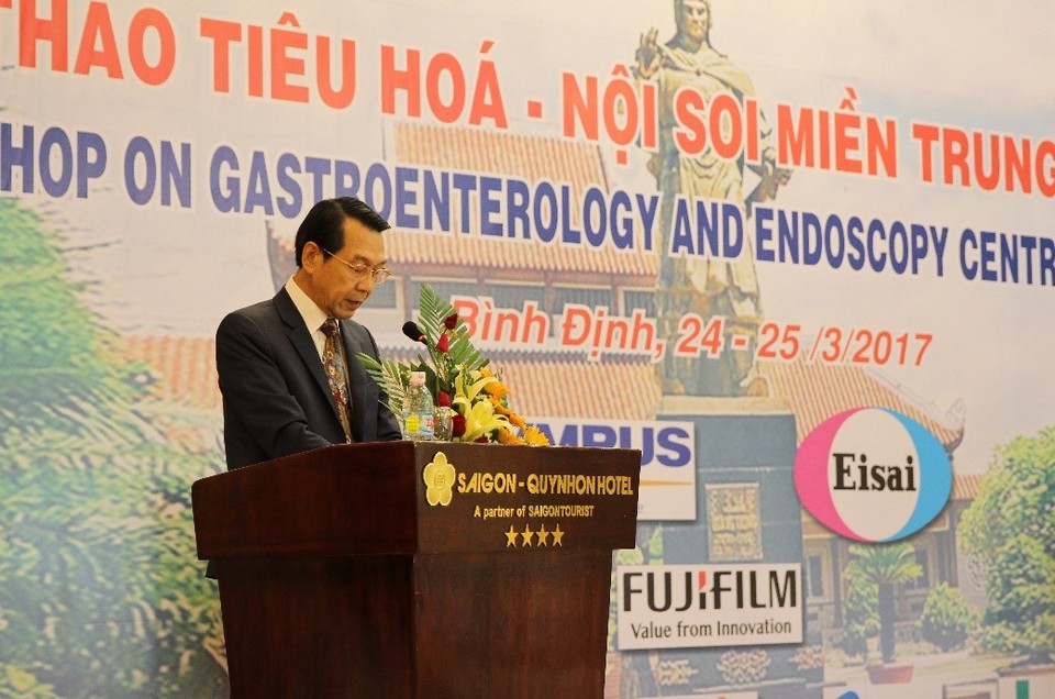 GS. Trịnh Đình Hỷ, chuyên gia nội soi Cộng hòa Pháp phát biểu tại hội thảo