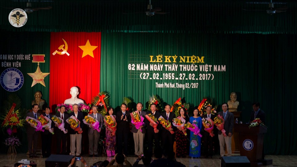 PGS.TS Nguyễn Quang Linh, Phó Bí thư Đảng ủy, Giám đốc Đại học Huế tặng hoa chúc mừng cho Thầy thuốc Ưu tú của Trường Đại học Y Dược Huế.