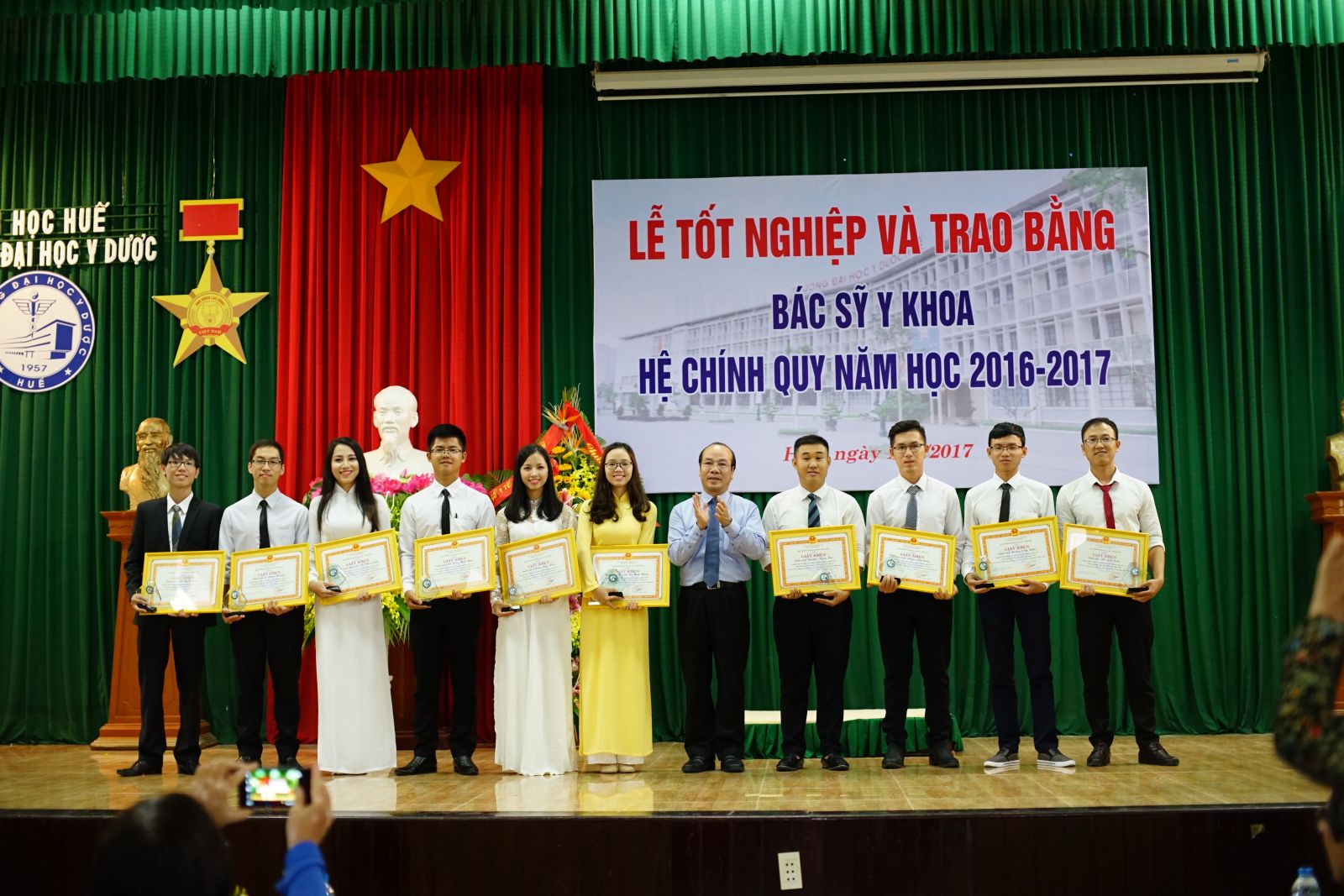 GS. Võ Tam, Phó Hiệu trưởng trao tặng Giấy khen cho những sinh viên đạt kết quả học tập xuất sắc/giỏi, rèn luyện xuất sắc/tốt và tích cực tham gia các công tác của Nhà trường trong toàn khóa học.