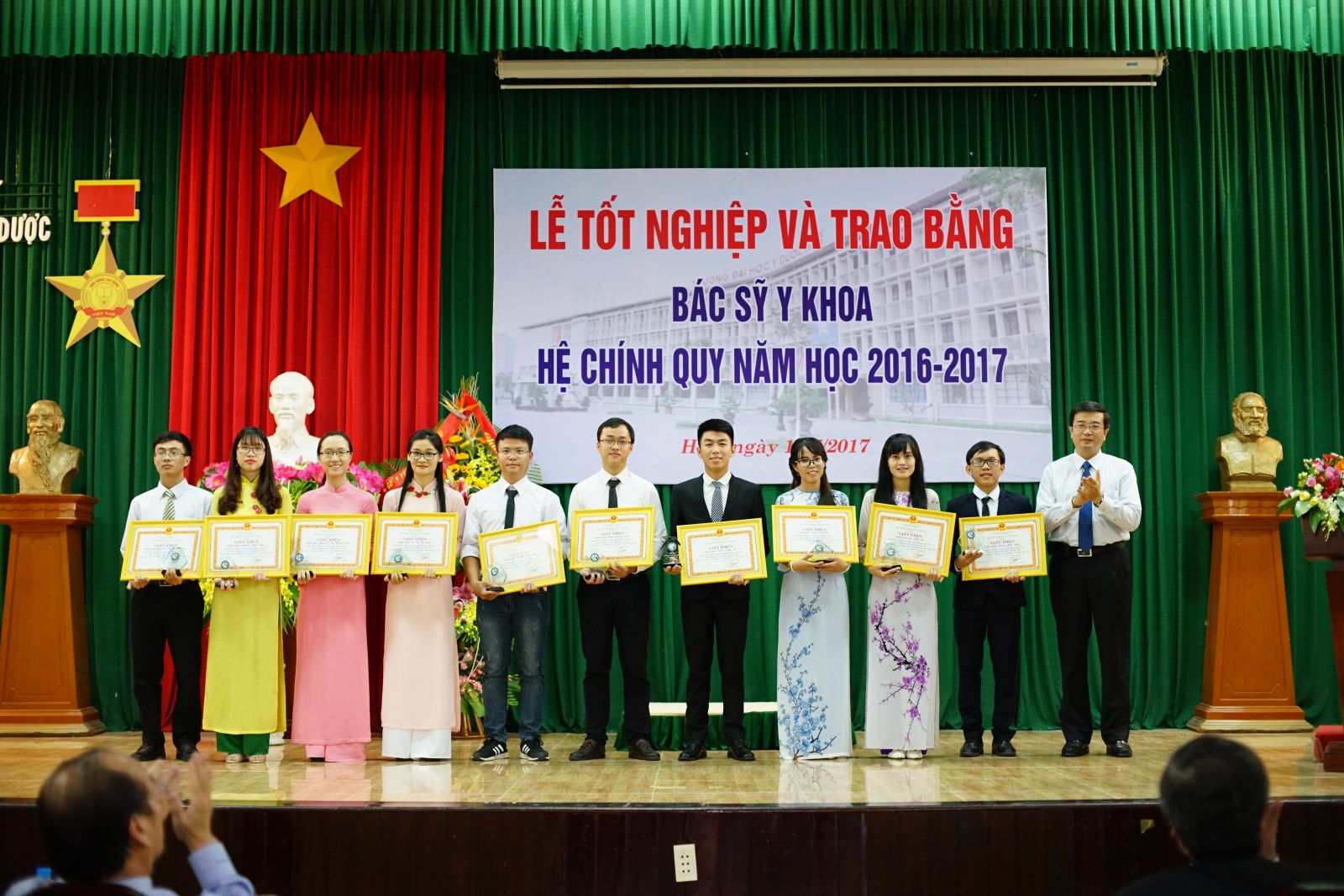 PGS.TS. Nguyễn Vũ Quốc Huy, Phó Hiệu trưởng trao tặng Giấy khen cho những sinh viên đạt kết quả học tập xuất sắc/giỏi, rèn luyện xuất sắc/tốt và tích cực tham gia các công tác của Nhà trường trong toàn khóa học.