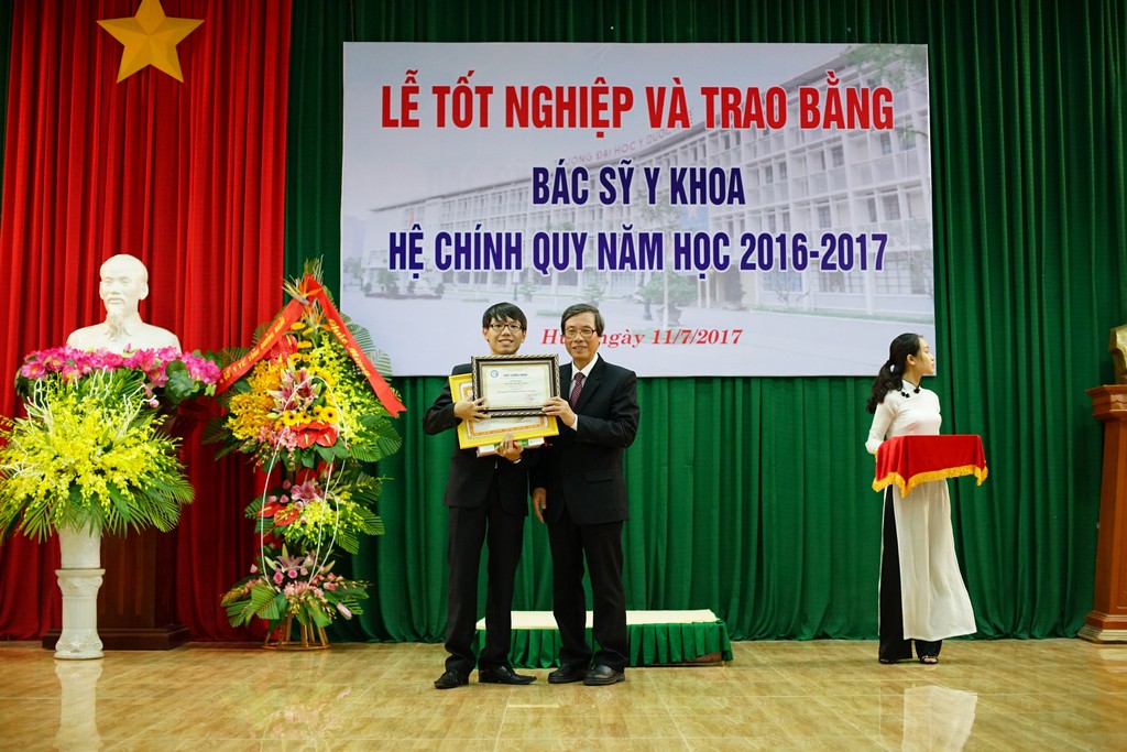 GS. Cao Ngọc Thành, Hiệu trưởng trao Giấy khen cho sinh viên thủ khoa ngành Y đa khoa năm học 2016-2017