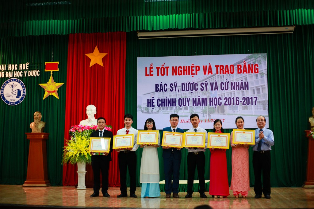 GS. Võ Tam, Phó Hiệu trưởng trao tặng Giấy khen cho những cán bộ Đoàn có thành tích xuất sắc trong công tác hoạt động phong trào thanh niên trong toàn khóa học.