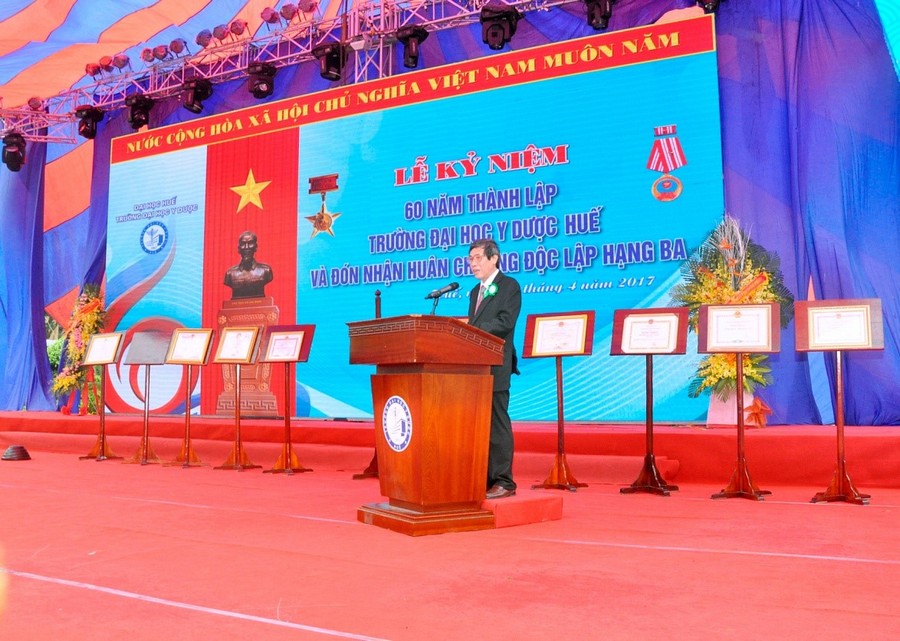 GS. Cao Ngọc Thành, Bí thư Đảng ủy, Hiệu trưởng Trường Đại học Y Dược Huế phát biểu tại lễ kỷ niệm