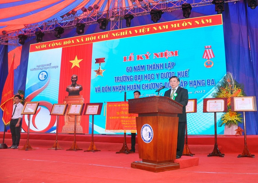 Thứ trưởng Bùi Văn Ga - Thứ trưởng Bộ Giáo dục và Đào tạo phát biểu tại buổi lễ