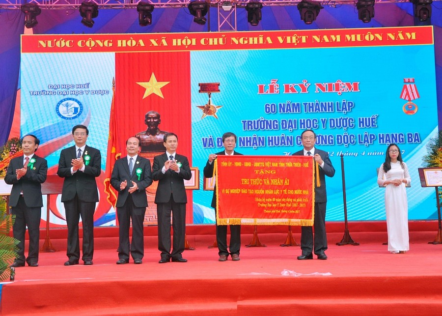  Ông Nguyễn Văn Cao- Phó Bí thư Tỉnh ủy, Chủ tịch UBND tỉnh T-T-Huế tặng Trường ĐH Y Dược Huế bức trướng mang dòng chữ 