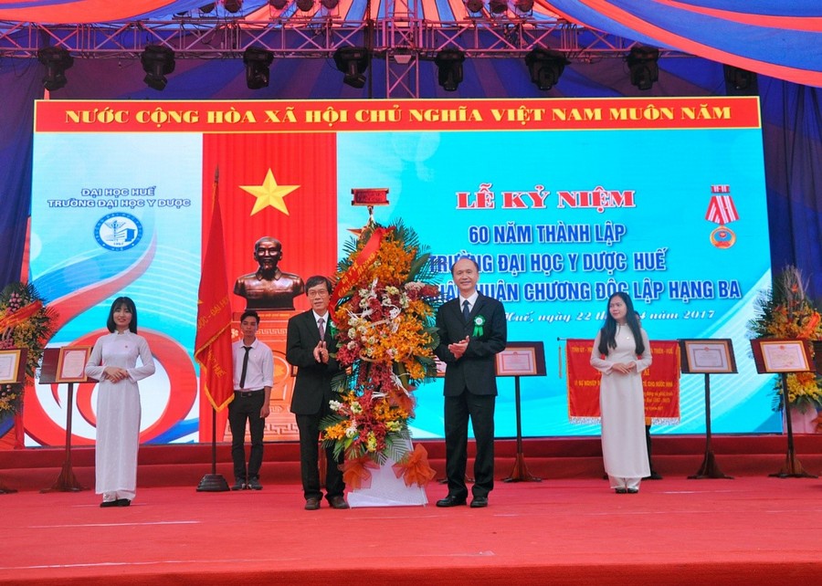GS.TS Lê Quang Cường – Ủy viên Ban cán sự Đảng, Thứ trưởng Bộ Y tế tặng hoa chúc mừng