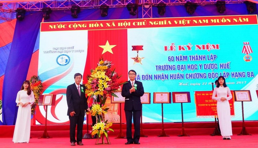 PGS.TS. Nguyễn Quang Linh, Giám đốc Đại học Huế tặng hoa chúc mừng Nhà trường 