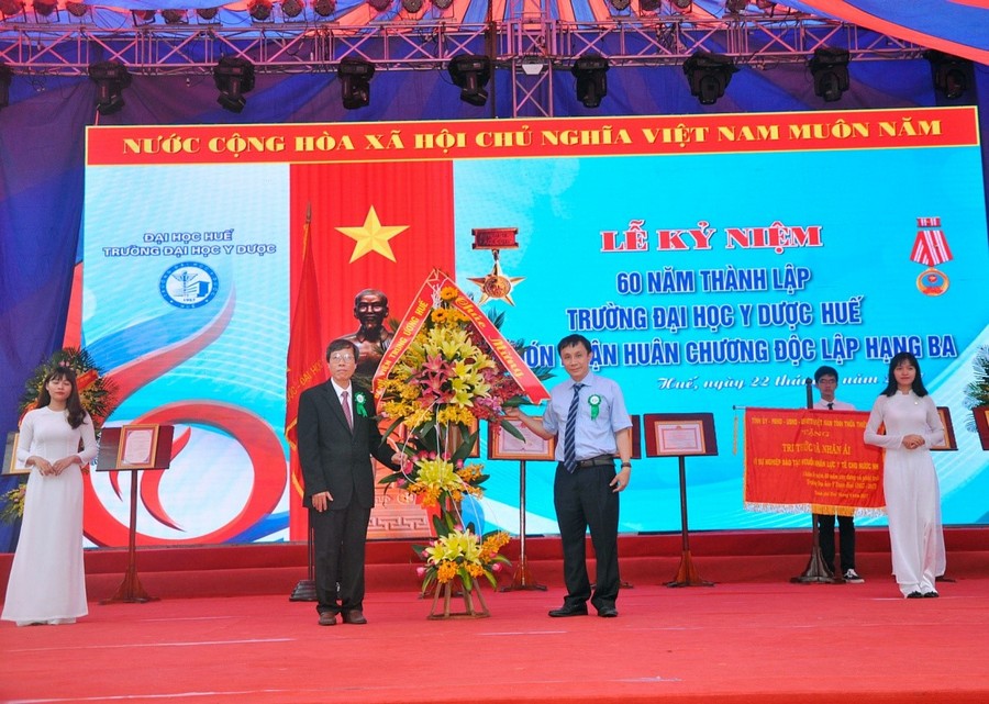 PGS.TS Phạm Như Hiệp – Giám đốc BVTW Huế tặng hoa chúc mừng Nhà trường