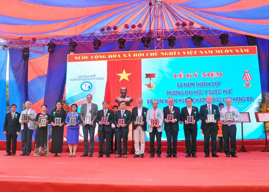  GS. Cao Ngọc Thành, Hiệu trưởng Trường ĐH Y Dược trao tặng Ghi nhận sự đóng góp của các đối tác quôc tế đối với Trường  