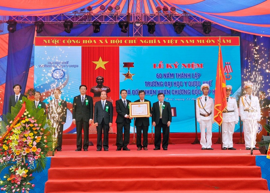 Trường ĐH Y Dược - Đại học Huế đón nhận Huân chương Độc lập hạng Ba nhân Kỷ niệm 60 năm thành lập Trường 