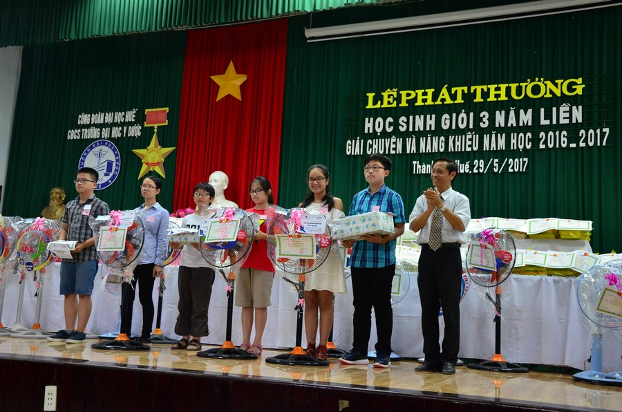 Đ/c Trần Văn Hoà, Chủ tịch Công đoàn trao phần thưởng cho các cháu đạt giải chuyên và năng khiếu 