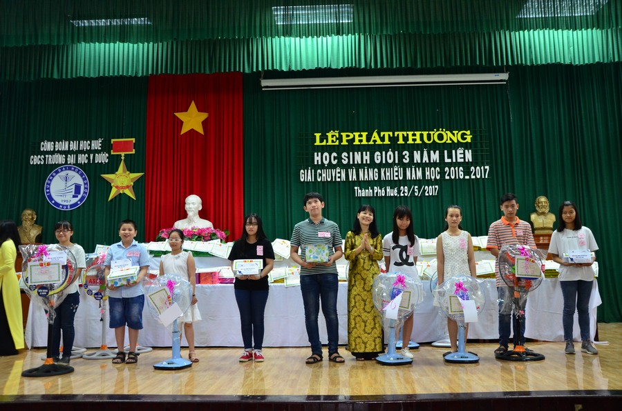 Đ/c Trần Thị Hoà, Trưởng Ban Nữ công trao phần thưởng cho các cháu đạt giải chuyên và năng khiếu 