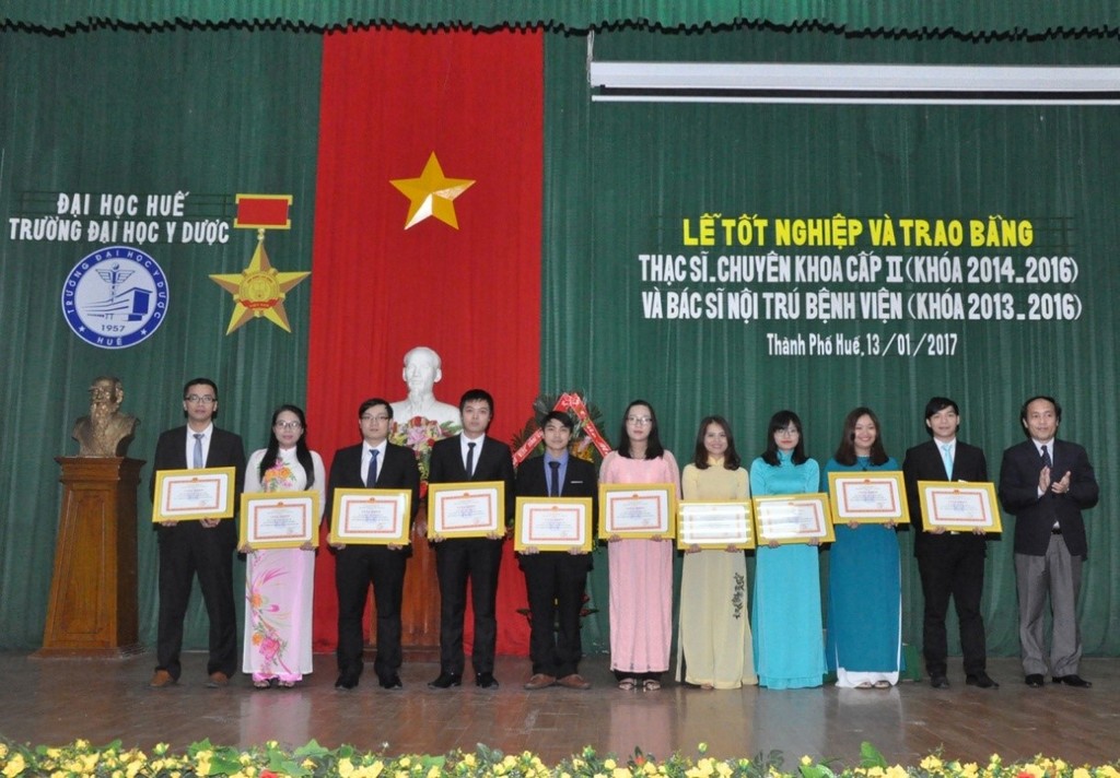PGS.Nguyễn Khoa Hùng, Phó Hiệu trưởng trường ĐH Y Dược Huế trao giấy khen cho các học viên đã có thành tích xuất sắc trong học tập và quản lý lớp học.