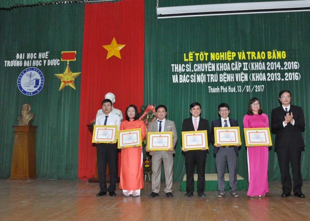 PGS.Nguyễn Vũ Quốc Huy, Phó Hiệu trưởng trường ĐH Y Dược Huế trao giấy khen cho các học viên đã có thành tích xuất sắc trong học tập và quản lý lớp.