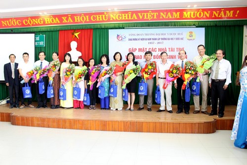  Đ/c Trần Văn Hòa, Chủ tịch công đoàn Trường tặng hoa và quà lưu niệm của Công đoàn các nhà tài trợ học bổng tại buổi gặp mặt.