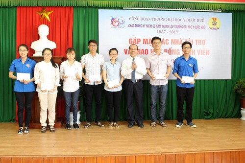 GS Võ Tam  trao học bổng Tôn thất Tuân cho sinh viên